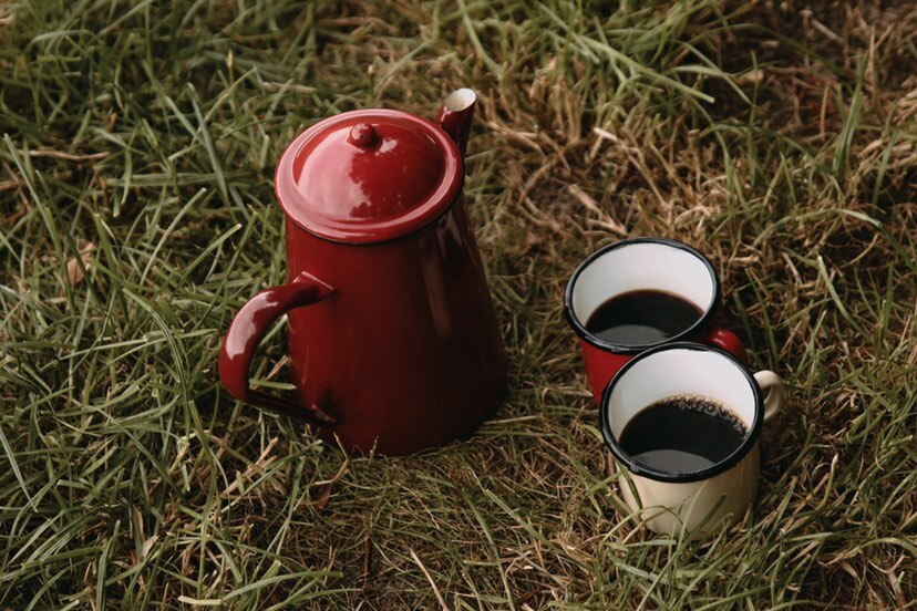 kopje koffie drinken op de boerderij boerenbed mokjes en een thermoskan