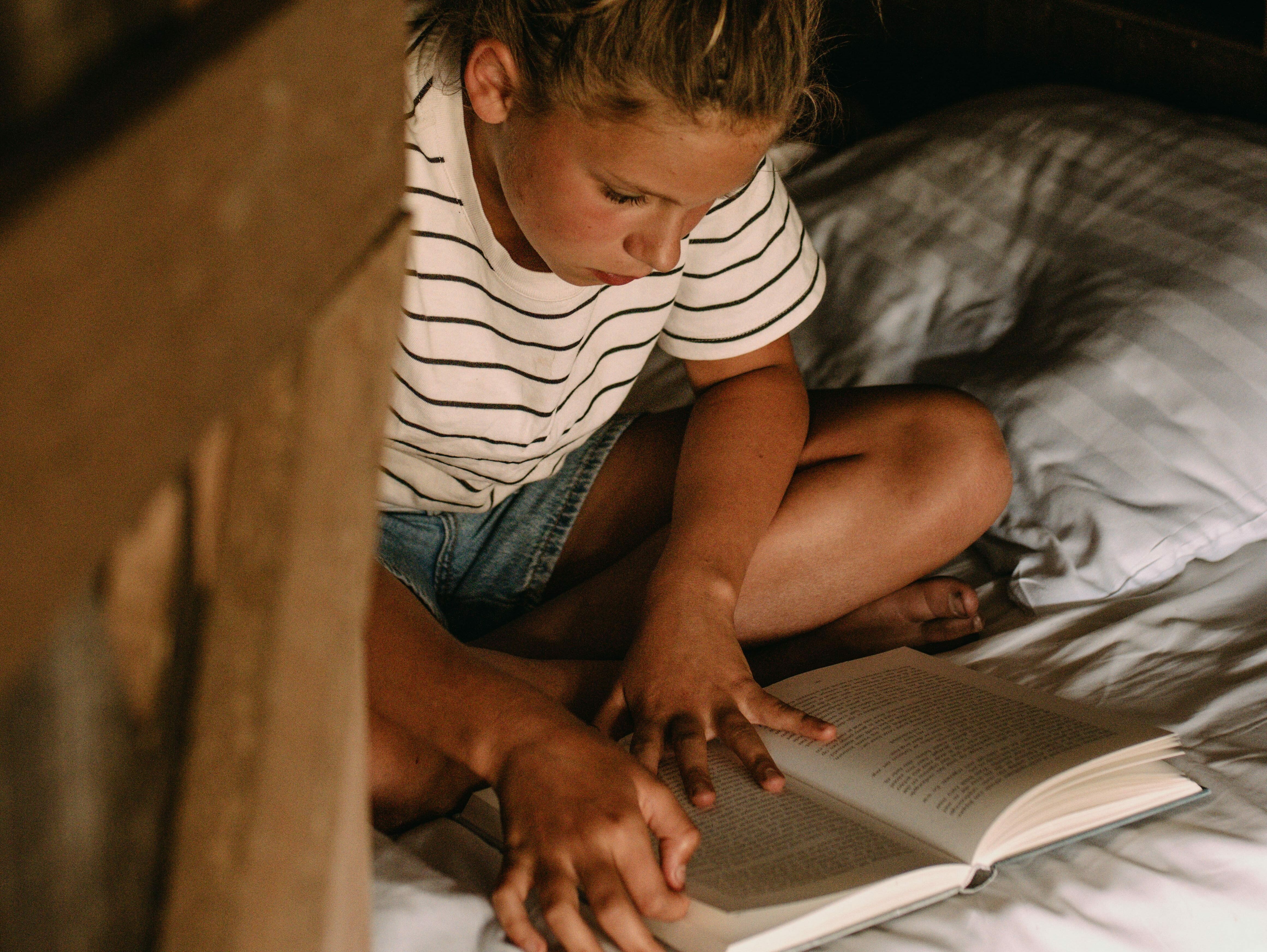 Lezen in tenthuisje rustiek kamperen