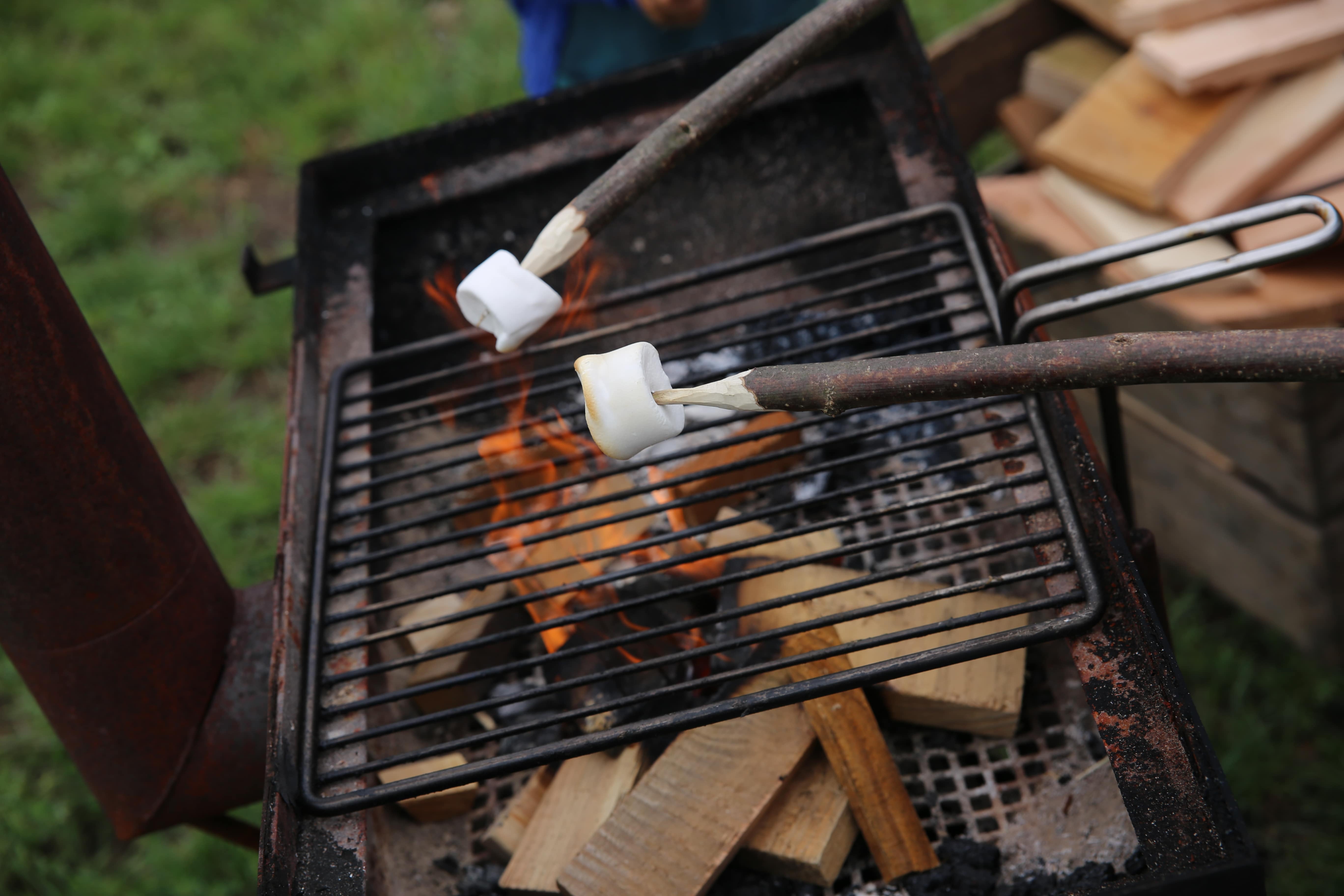 marshmallow aan stok maken bbq boernbed